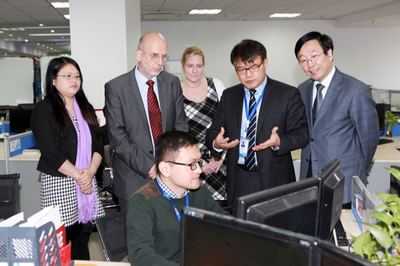 華天軟件與德國開姆尼茨工業(yè)大學(xué)攜手共建數(shù)字化工廠示范實驗室